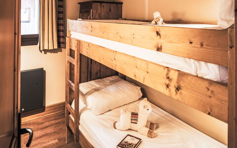Les Menuires 654: Bois, Chambre, Lit, Design Intérieur, Sol, Sol, Drap De Lit, Literie, Meubles, Tache De Bois
