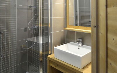 Le Coeur des Loges 655.3: Salle De Bains, Pièce, Propriété, Design Intérieur, Architecture, Bâtiment, Tuile, Luminaire Plomberie, Maison, Verre