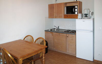 Chalets des Cimes 622.1: Pièce, Meubles, Propriété, Sol, Cuisine, Comptoir, Cabinetry, Bâtiment, Dur, Cuisinière