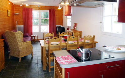 Valesium Home Intern. (Fla203) 630.4: Pièce, Propriété, Meubles, Bâtiment, Cuisine, Design Intérieur, Maison, Sol, Table, Immobilier