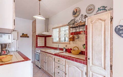 L'Isle sur la Sorgue: Cabinetry, Meubles, Propriété, Comptoir, Bois, Cuisine, Design Intérieur, Tiroir, Bâtiment, Sol
