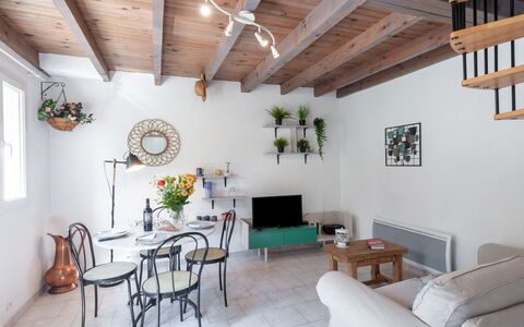 La Maisonnette: Table, Meubles, Canapé, Propriété, Bâtiment, Cadre, Plante D'Appartement, Plante, Design Intérieur, Salon