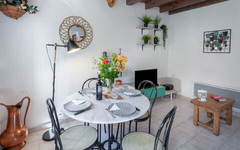 La Maisonnette: Table, Plante, Meubles, Propriété, Blanc, Vert, Chaise, Plante D'Appartement, Pot De Fleur, Bois