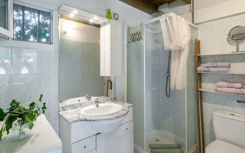 La Maisonnette: Miroir, Robinet, Luminaire Plomberie, Évier, Propriété, Armoire De Toilette, Plante, Lavabo, Cabinetry, Salle De Bains