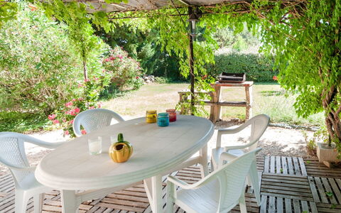 La Maisonnette: Table, Meubles, Plante, Propriété, Chaise, Tableau De Plein Air, Mobilier De Jardin, Design Intérieur, Bois, Immobilier