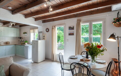 La Maisonnette: Meubles, Propriété, Plante, Table, Canapé, Fenêtre, Bois, Chaise, Bâtiment, Plante D'Appartement