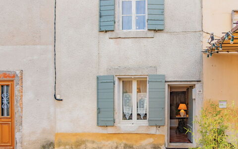 Côté Place: Plante, Fenêtre, Bâtiment, Bleu Azur, Bois, Porte, Jaune, Mur, Matériel De La Propriété