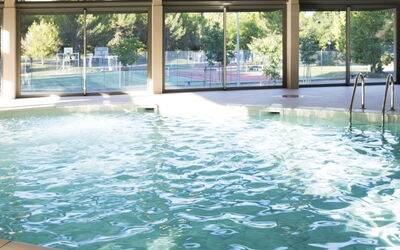 Gréoux-les-bains 605: L'Eau, Propriété, Piscine, Plante, Bleu Azur, Arbre, Chaise, Ciel, Plan D'Eau, Loisir