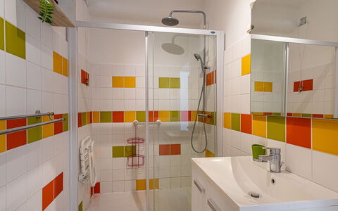 La Pitchoune: Luminaire Plomberie, Design Intérieur, Jaune, Salle De Bains, Sol, Orange, Plomberie, Évier, Sol, Tuile
