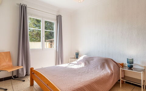 La Pitchoune: Lit, Meubles, Chambre, Design Intérieur, Sol, Mur, Sol, Drap De Lit, Bois, Literie