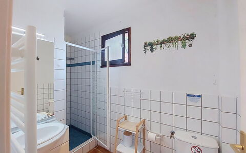 Six Fours 617: Sol, Sol, Design Intérieur, Luminaire Plomberie, Plafond, Pièce, Plomberie, Toilette, Salle De Bains, Tuile