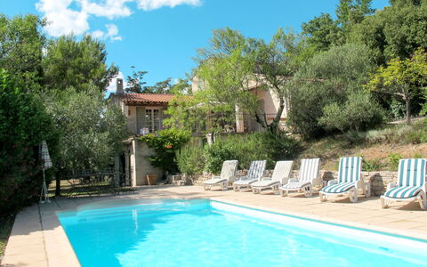 Breguieres: L'Eau, Plante, Nuage, Ciel, Piscine, Bâtiment, Bleu Azur, Arbre, Plan D'Eau, Ombre