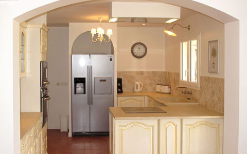 Rose: Pièce, Propriété, Plafond, Design Intérieur, Meubles, Cambre, Architecture, Éclairage, Évier, Bâtiment