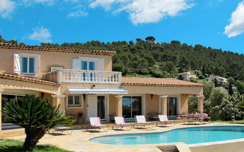 Jaune: Nuage, Plante, L'Eau, Ciel, Bâtiment, Fenêtre, Arbre, Chaise, Ombre, Piscine