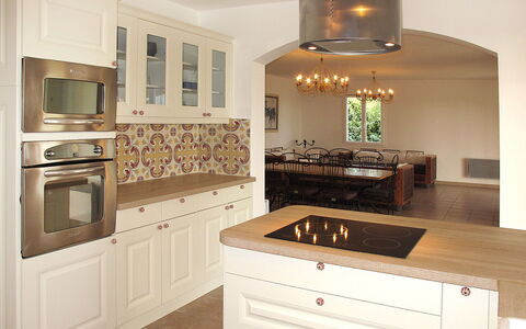 Jaune: Comptoir, Pièce, Cabinetry, Meubles, Propriété, Cuisine, Design Intérieur, Bâtiment, Maison, Sol