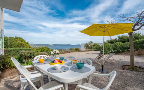 Cavalaire 613: Nuage, Ciel, Plante, Table, L'Eau, Propriété, Meubles, Chaise, Bleu Azur, Mobilier De Jardin