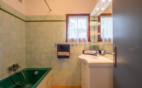 Cavalaire 613: Miroir, Luminaire Plomberie, Robinet, Propriété, Évier, Salle De Bains, Design Intérieur, Bâtiment, Bois, Baignoire