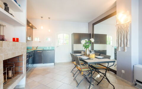 Maison Pêcheur: Meubles, Table, Cabinetry, Comptoir, Bleu Azur, Bois, Plante D'Appartement, Cuisine, Bâtiment, Design Intérieur