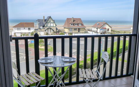 Les Colombières: Ciel, Nuage, Bâtiment, Fenêtre, Table, Propriété, Meubles, Chaise, Maison, Bois