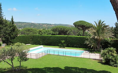Sainte Maxime 672: Propriété, Maison, Herbe, Domicile, Immobilier, Bâtiment, Piscine, Biens, Arbre, Pelouse