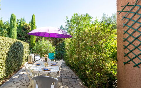 Les Olivades: Plante, Ciel, Meubles, Parapluie, Chaise, Table, Mobilier De Jardin, Arbre, Ombre, Herbe