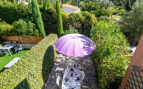 Les Olivades: Plante, Propriété, Communauté Des Plantes, Parapluie, Ciel, Végétation, Herbe, Arbre, Design Urbain, Biome