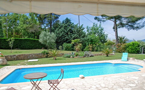 Les Piboules: L'Eau, Plante, Propriété, Piscine, Bâtiment, Chaise, La Nature, Bleu Azur, Ombre, Rectangle