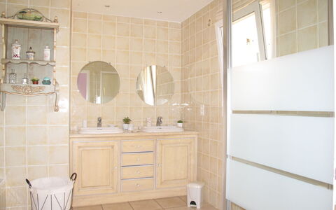 Les Piboules: Miroir, Robinet, Cabinetry, Luminaire Plomberie, Armoire De Toilette, Évier, Maison, Bois, Bâtiment, Salle De Bains