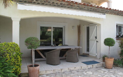 Les Piboules: Plante, Bâtiment, Propriété, Pot De Fleur, Plante D'Appartement, Fenêtre, Porte, Design Intérieur, Ombre, Maison