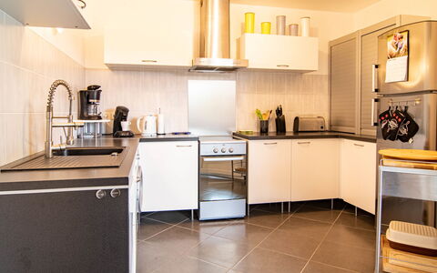 Au Romarin: Cabinetry, Comptoir, Propriété, Meubles, Appareil De Cuisine, Cuisine, Bois, Électroménager, Cuisinière, Éclairage