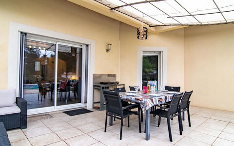 Au Romarin: Table, Propriété, Meubles, Bois, Design Intérieur, Chaise, Sol, Sol, Fenêtre, Immobilier