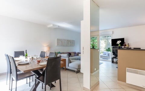 Les Rives du Golf 3: Table, Meubles, Chaise, Plante D'Appartement, Bâtiment, Sol, Sol, Salon, Bois, Plante