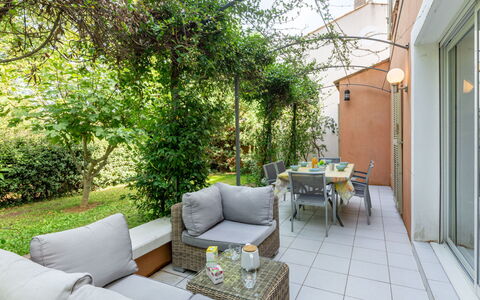 Les Rives du Golf 3: Plante, Meubles, Propriété, Canapé, Table, Pot De Fleur, Chaise, Design Intérieur, Plante D'Appartement, Ombre
