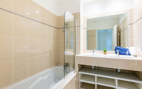 Les Rives du Golf 3: Baignoire, Douche, Luminaire Plomberie, Salle De Bains, Sol, Sol, Bâtiment, Immobilier, Composite