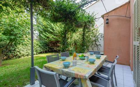 Les Rives du Golf 3: Plante, Meubles, Table, Chaise, Bâtiment, Mobilier De Jardin, Bois, Pot De Fleur, Ombre, Tableau De Plein Air