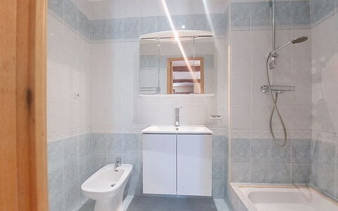 Mas du Combaud: Salle De Bains, Sol, Luminaire Plomberie, Sol, Design Intérieur, Robinet, Baignoire, Tuile, Plomberie, Évier