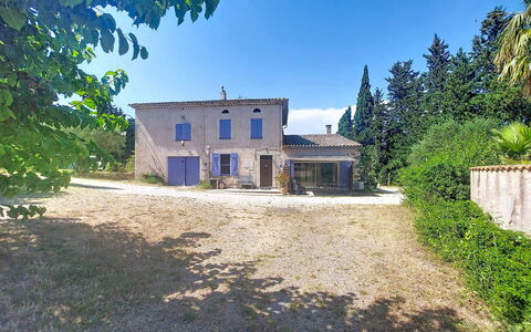 Mas du Combaud: Ciel, Bâtiment, Fenêtre, Maison, Domicile, Zone Résidentielle, Arbuste, Chalet, Toit