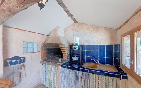 Mas du Combaud: Cuisine, Plafond, Tuile, Chaise, Comptoir, Luminaire Plomberie, Conception, Robinet, Tache De Bois, Appareil De Cuisine