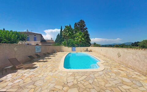 Mas du Combaud: Piscine, Dalle, Tuile, Recours, Hôtel, Mobilier De Jardin, Caractéristique De L'Eau