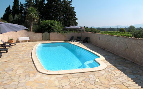 Mas du Combaud: Piscine, Propriété, Maison, Immobilier, Loisir, Domicile, Villa, Bâtiment, Arrière-Cour, Rectangle
