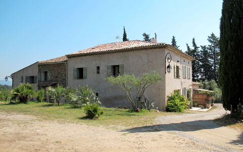 Mas du Combaud: Ciel, Plante, Fenêtre, Bâtiment, Maison, Lot Terre, Arbre, Chalet, Façade, Paysage