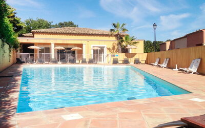 Roquebrune sur Argens 624: Piscine, Propriété, Domicile, Maison, Bâtiment, Immobilier, Zone Résidentielle, Vacances, Ville, Ciel