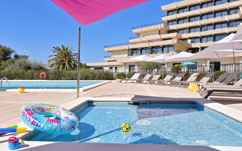 Ajaccio 604: L'Eau, Ciel, Propriété, Bâtiment, Piscine, Bleu Azur, Plante, Ombre, Fenêtre, Mobilier De Jardin