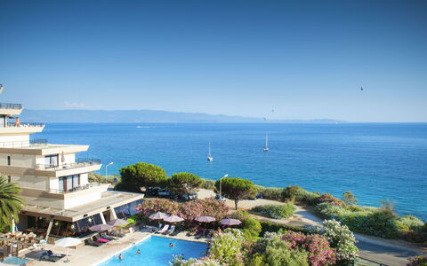 Ajaccio 604: L'Eau, Ciel, Propriété, Bâtiment, Plante, Bleu Azur, Station Balnéaire, Cotiers Et Relief Océaniques, Arbre, Plage
