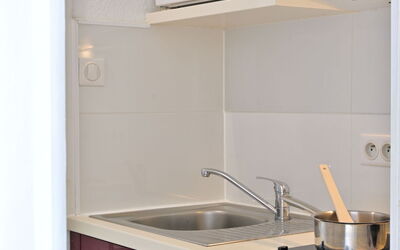 Rés. les Calanques, Studio 2 Pers 604.1: Cabinetry, Evier, Propriété, Comptoir, Évier, Robinet, Bâtiment, Cuisine, Bois, Design Intérieur