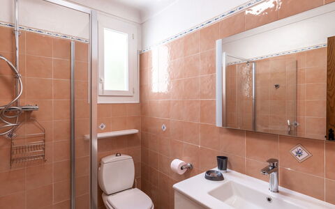 Propriano 629: Luminaire Plomberie, Miroir, Bâtiment, Propriété, Évier, Robinet, Lavabo, Salle De Bains, Design Intérieur, Violet