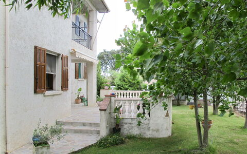Casa Antoinette: Propriété, Maison, Vert, Arbre, Bâtiment, Immobilier, Architecture, Domicile, Quartier, Herbe