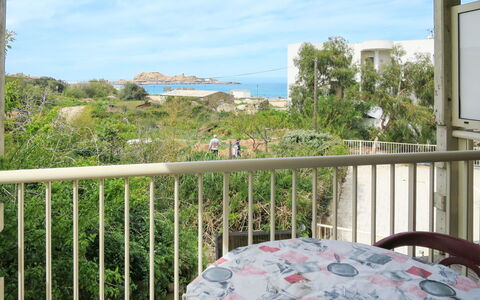 L'Ile Rousse 611: Propriété, Pièce, Immobilier, Maison, Bâtiment, Balcon, Domicile, Herbe, Arbre, Vacances