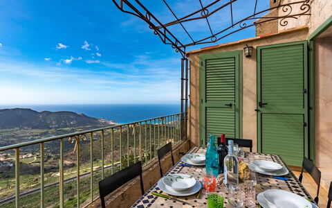 Casa Marcelli: Table, Vaisselle, Nuage, Ciel, Meubles, Bâtiment, Bleu, Bleu Azur, Vaisselle, Assiette