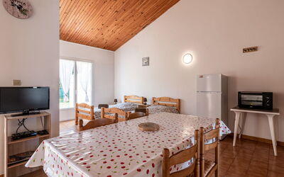 La Pinède, Bungalow 4 Pers. 602.1: Table, Meubles, Propriété, Design Intérieur, Bois, Chaise, Salon, Sol, Sol, Dur